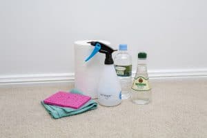 Cleaning skirting boards with vinegar