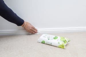 Cleaning skirting boards with wipes